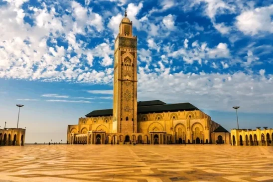 Encantos e contrastes de casablanca, a pérola de marrocos