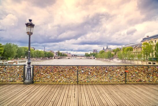 A história dos cadeados do amor em França: romance e tradição
