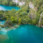 Parque Nacional dos Lagos de Plitvice: caminhadas pelos lagos e cachoeiras de águas cristalinas