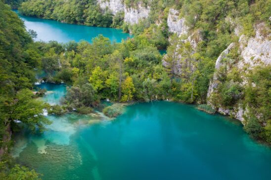 Parque Nacional dos Lagos de Plitvice: caminhadas pelos lagos e cachoeiras de águas cristalinas
