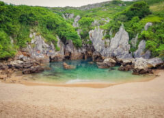 Playa de Gulpiyuri: A Praia Escondida nas Astúrias