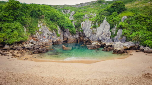 Playa de Gulpiyuri: A Praia Escondida nas Astúrias