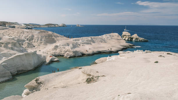 Milos: A Ilha Grega que Encanta com as Suas Praias e Encantos Autênticos