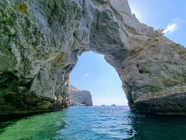 Milos: A Ilha Grega que Encanta com as Suas Praias e Encantos Autênticos